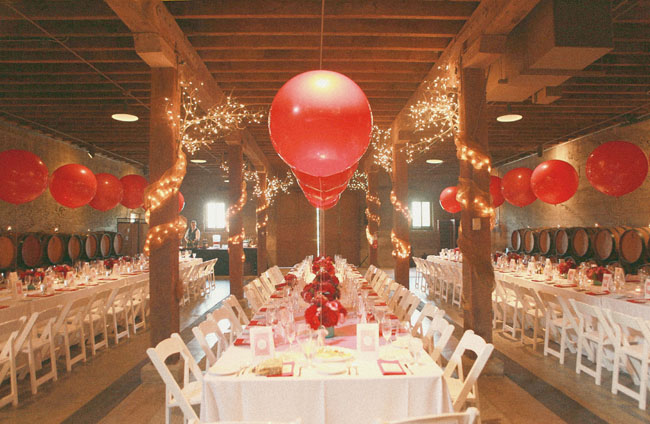 mesa de boda con globos gigantes