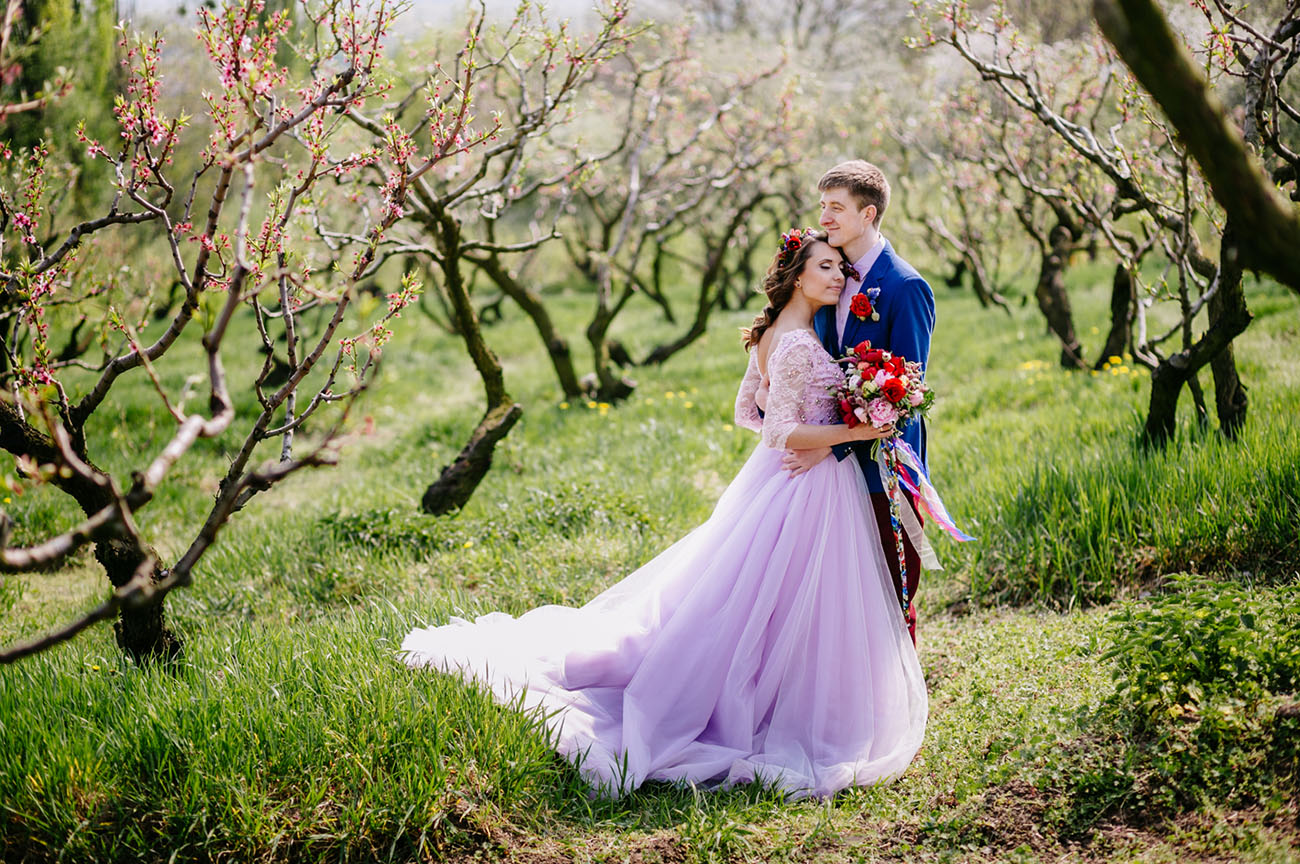The Bride Wore Lavender in this Colorful Kiev Wedding