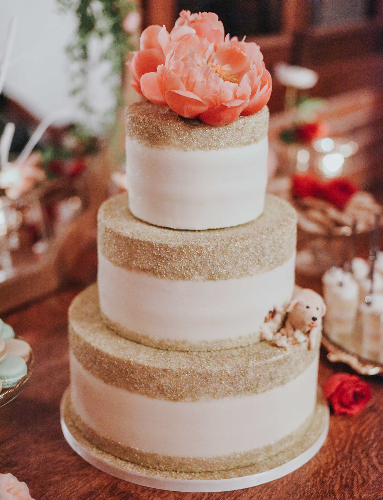 gold lined wedding cake