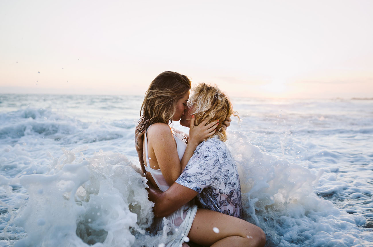 Влюбленная блондинка делает минет партнеру на фоне океана порно фото