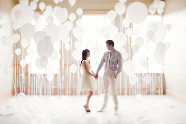 engagement photos in a room of balloons