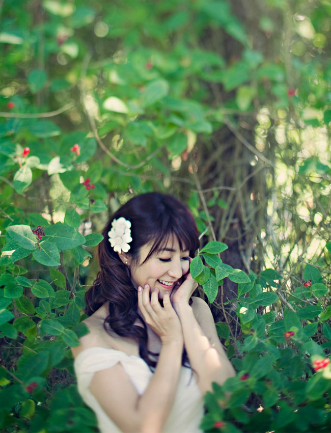 bride with flower hairpiece