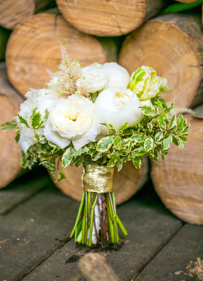 white and gold bouquet