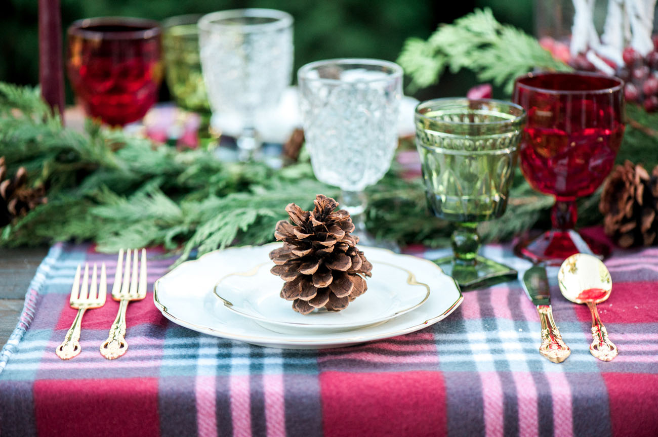 pinecone plate setting