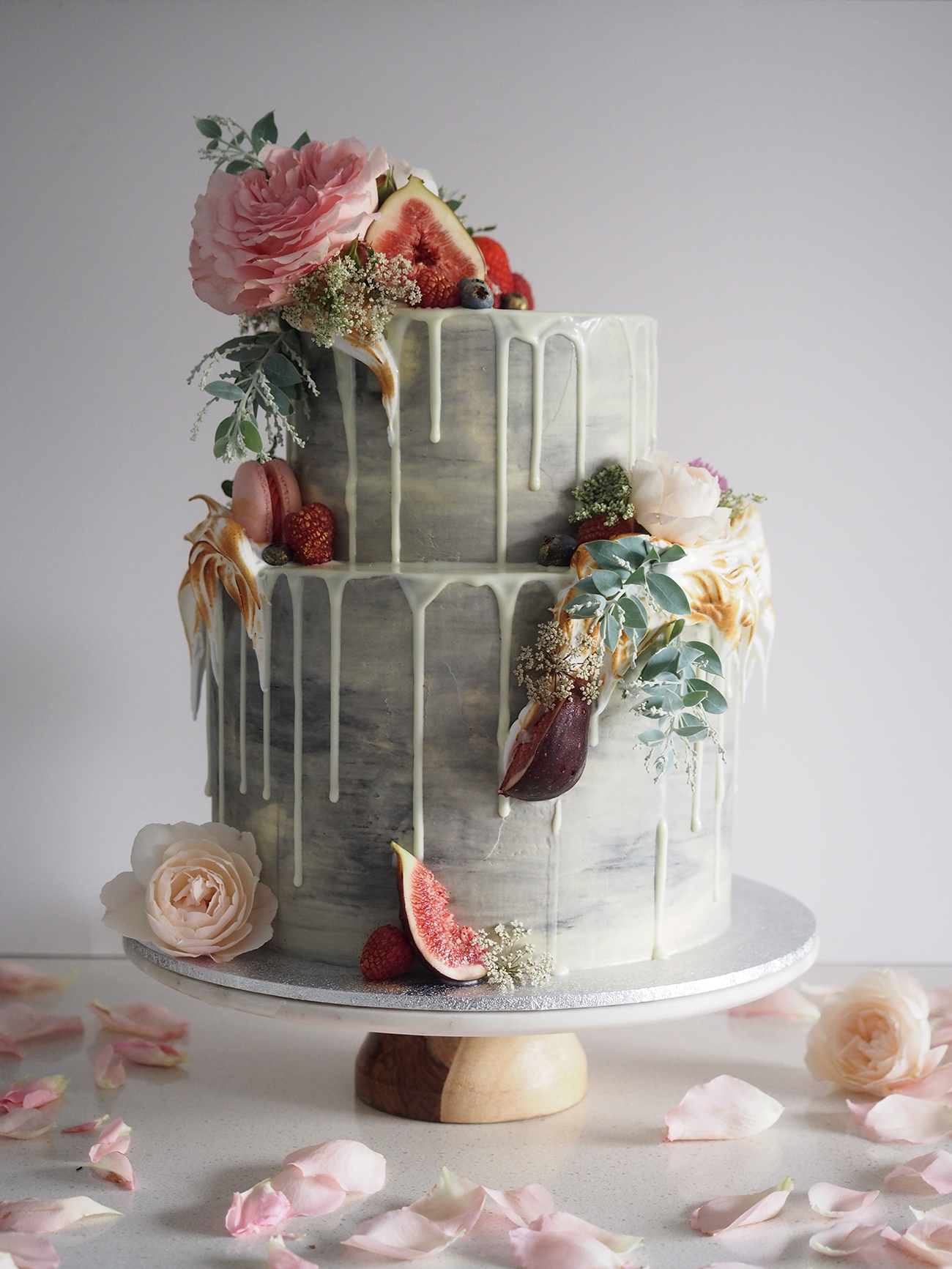 The Hottest Trend in Wedding Desserts: Drip Cakes | Green ...