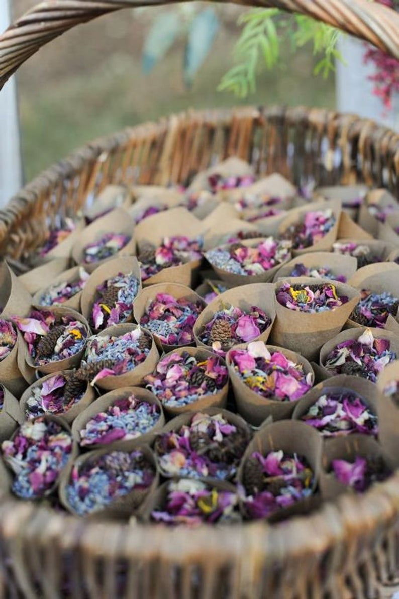 Sustainable alternatives to confetti wedding