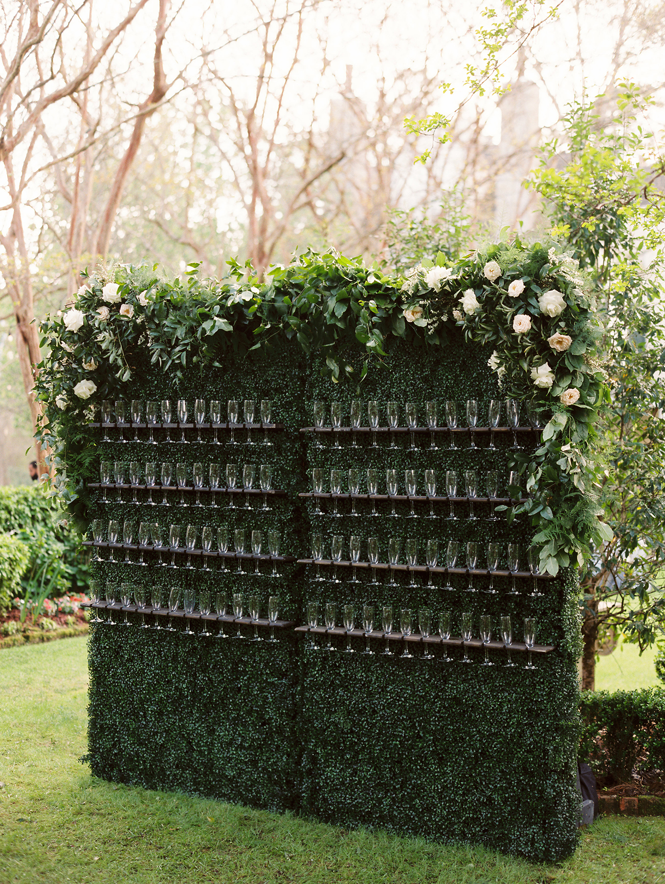 шампанское стена с зеленью открытый свадебный коктейль час