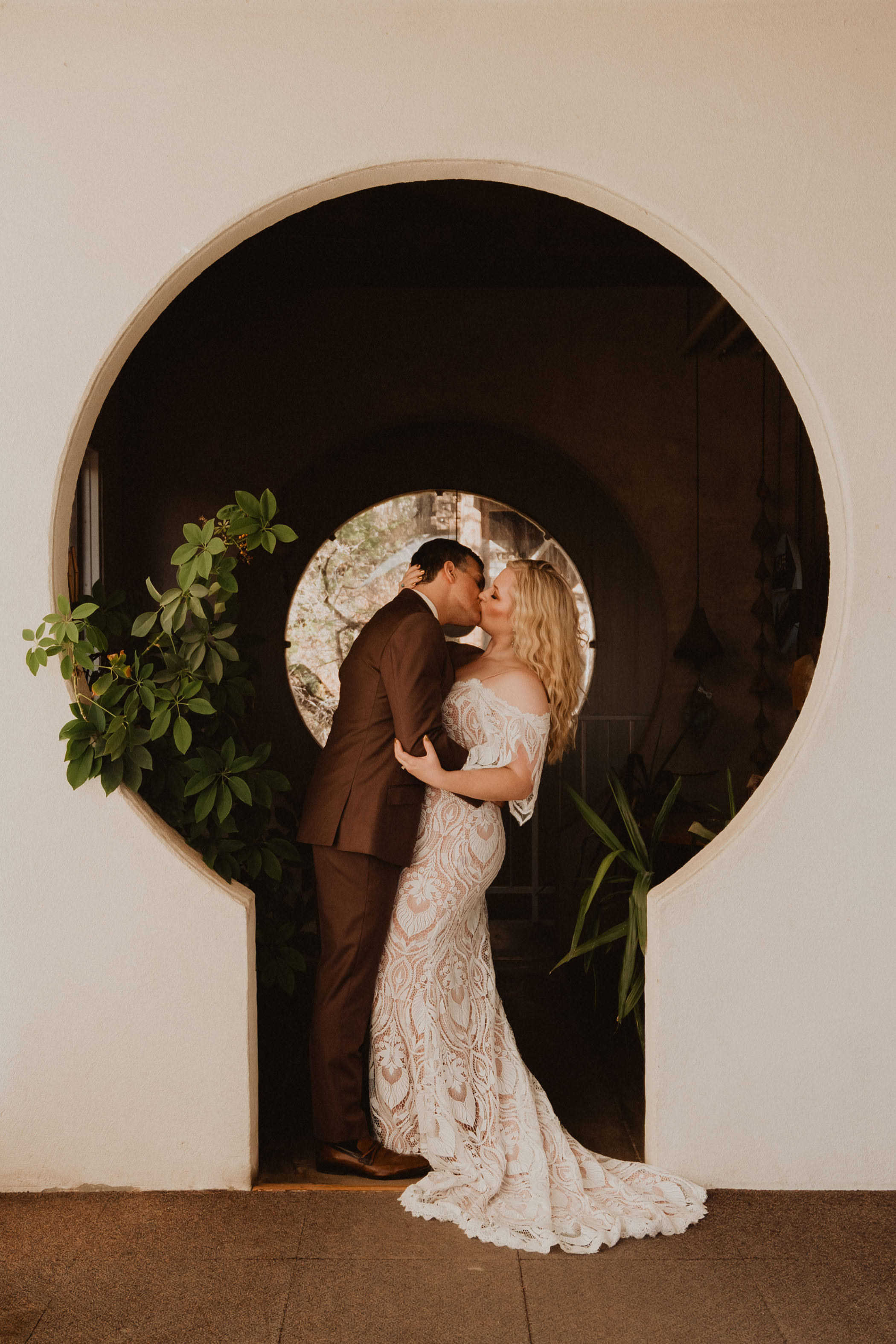 bride and groom kissing in Arcosanti, Arizona