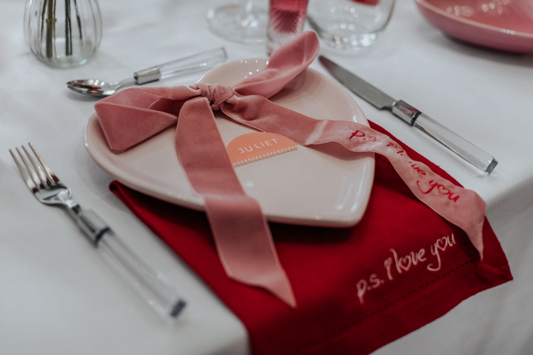 pink bow plate setting