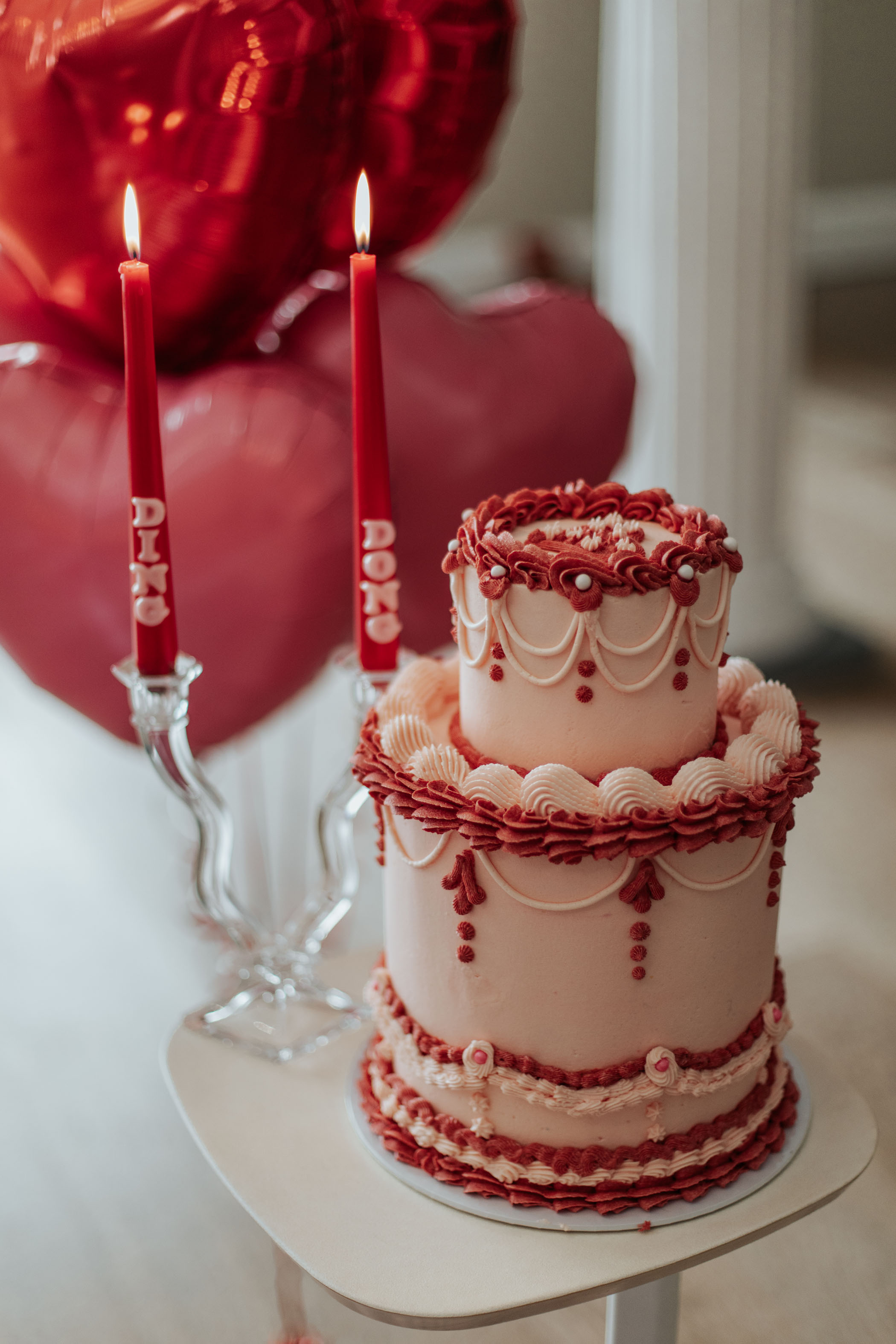 Retro valentine's day wedding cake 