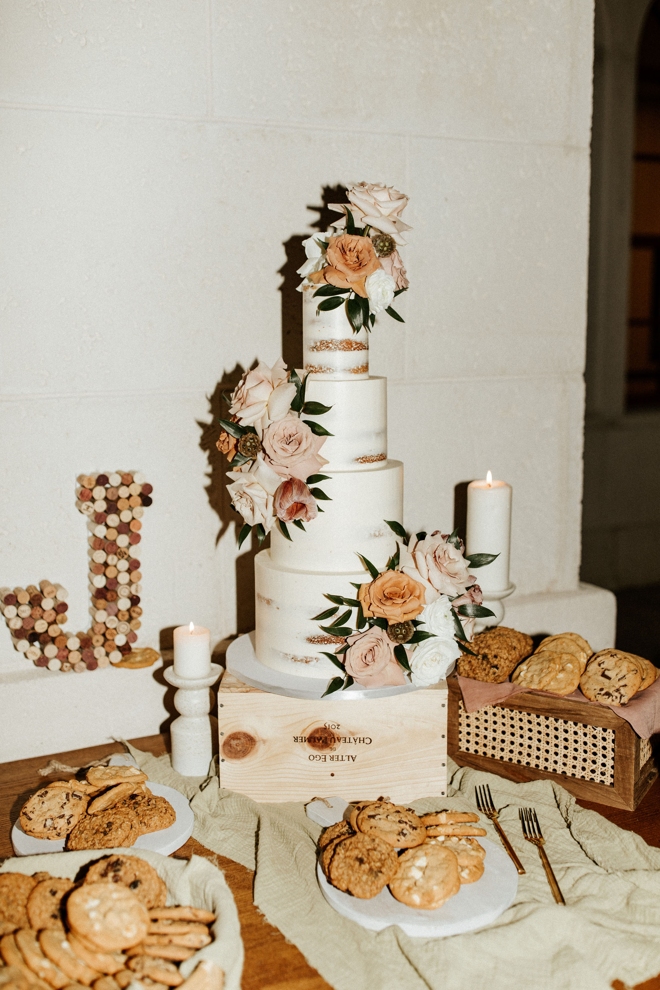  Naked wedding cake with flowers