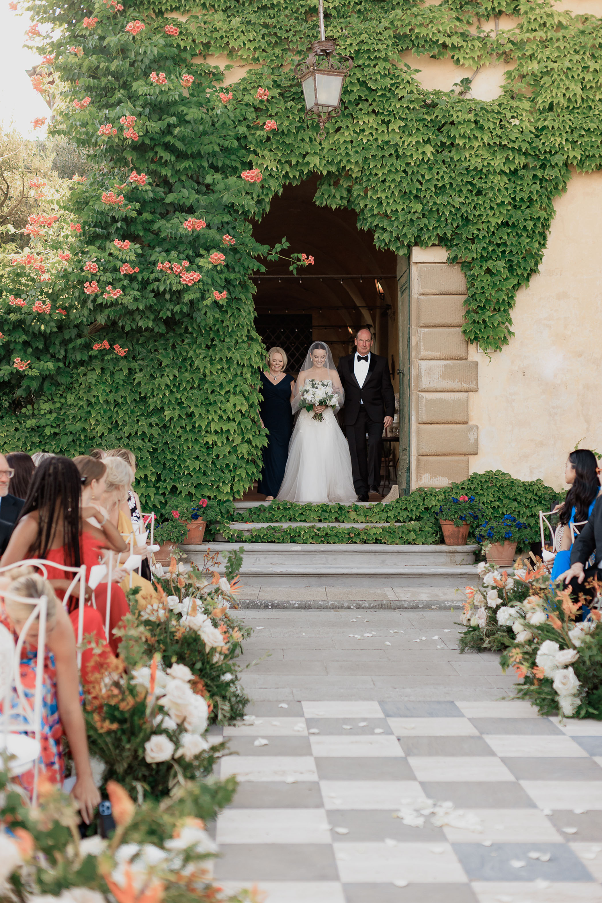 Modern Classic, A colorful wedding at Villa il Palagio in the heart of Tuscany