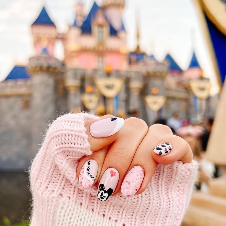 Simple Motif Nails That Shine